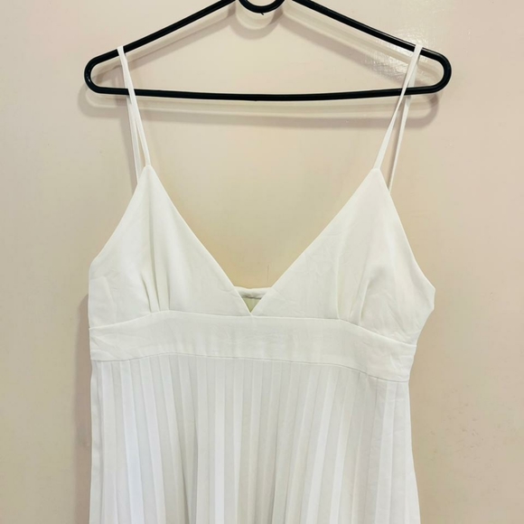 White pleated midi dress - Picture 4 of 9